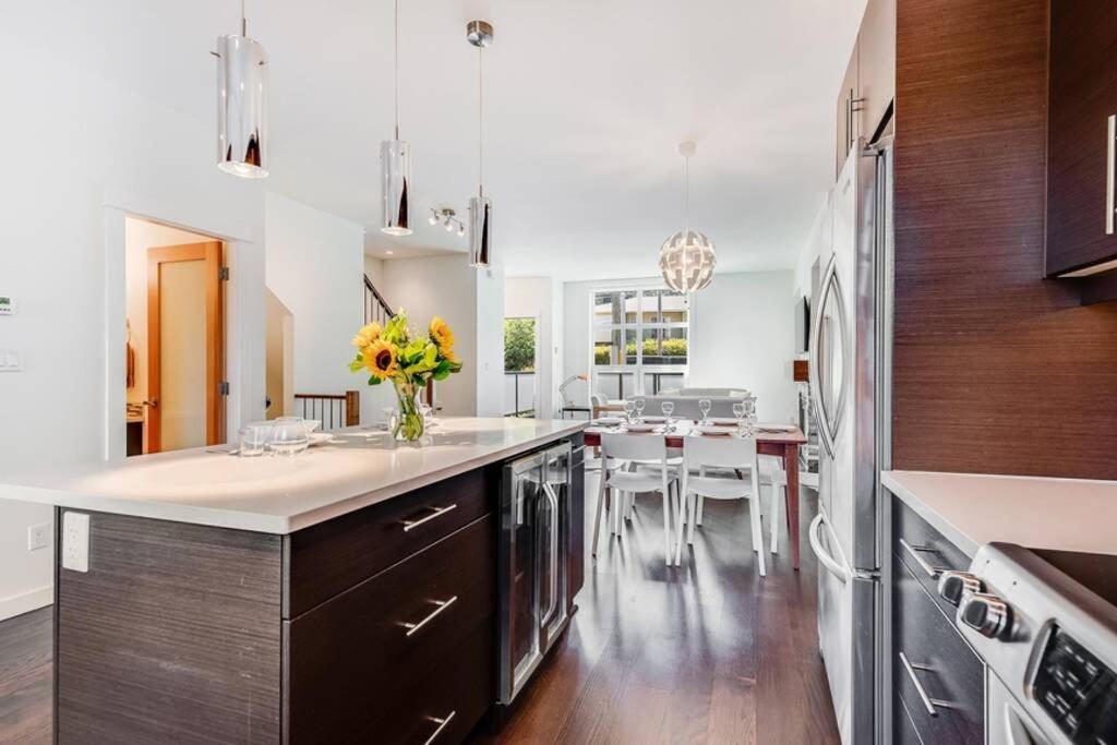 Cedar Hill Sunlit Stay - Bright Spacious & Modern Victoria Eksteriør bilde