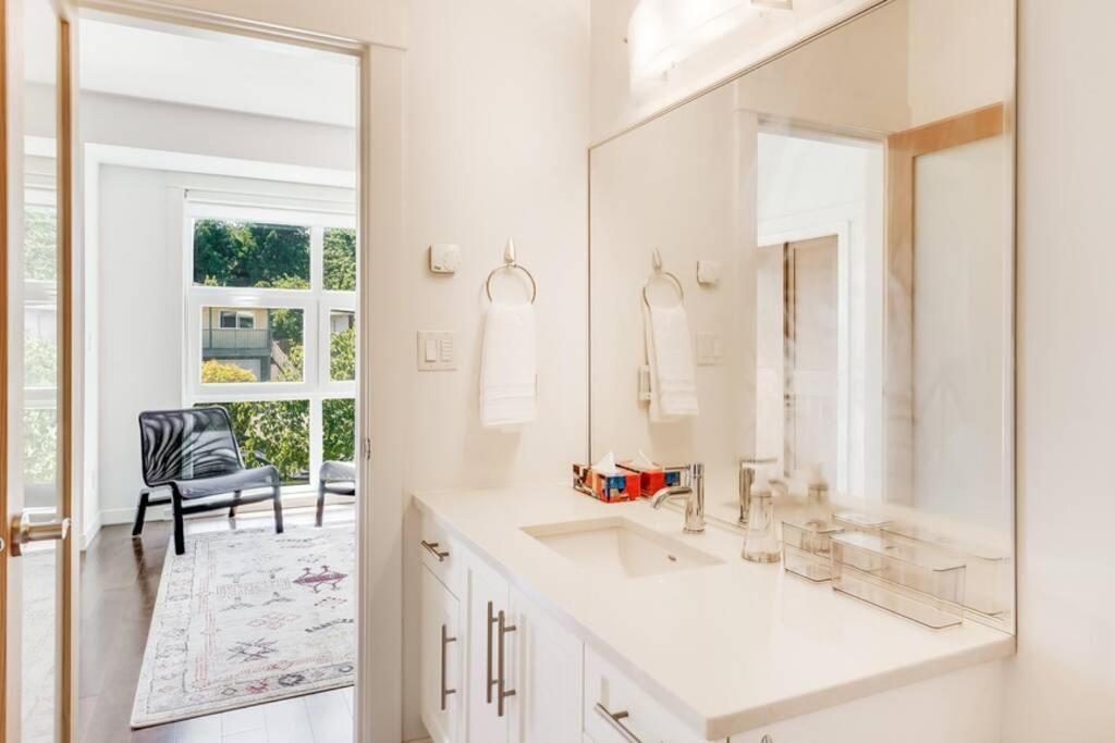 Cedar Hill Sunlit Stay - Bright Spacious & Modern Victoria Eksteriør bilde